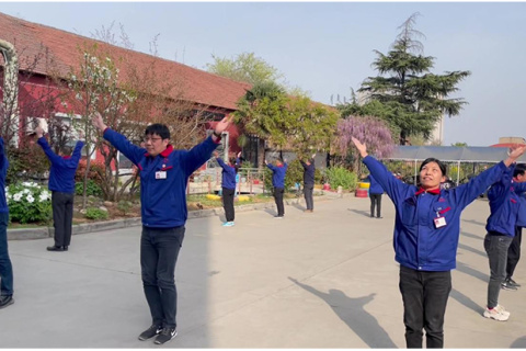 春風(fēng)灑花香，體育場內(nèi)激情燃